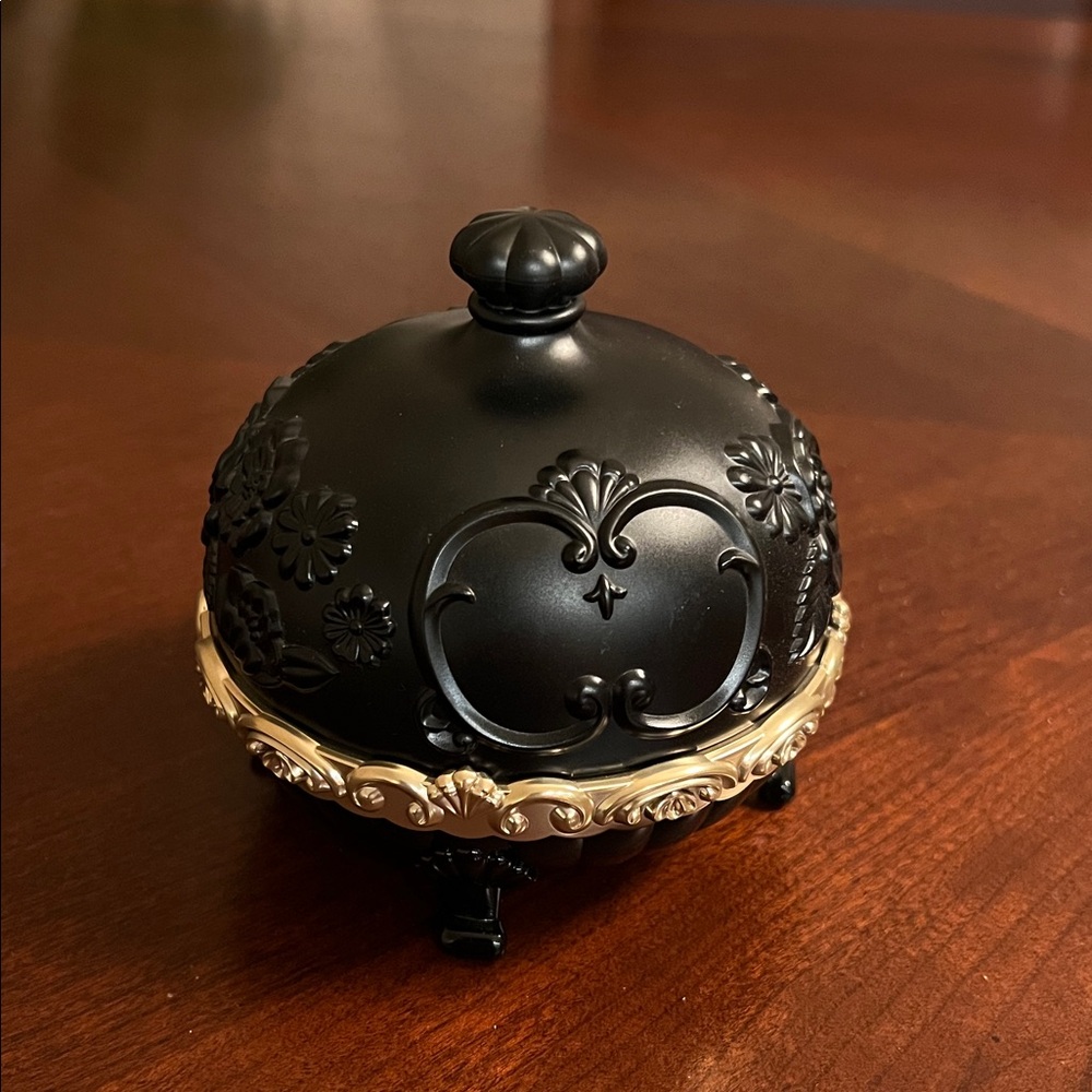 Anna Sui loose powder container